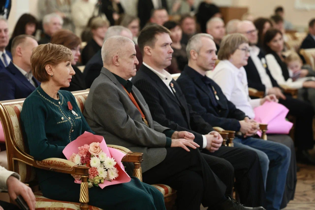 Алексей Текслер вручил госнаграды 46 южноуральцам Алексей Текслер вручил госнаграды 46 южноуральцам