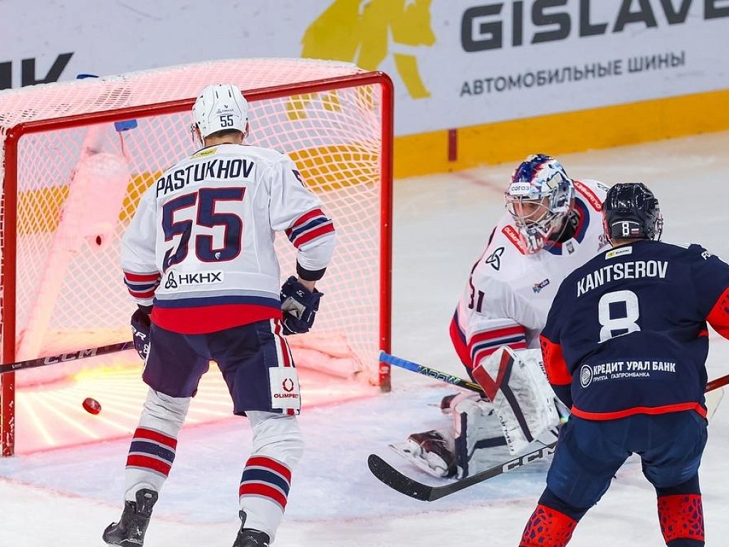 Хоккейный клуб «Металлург» по буллитам вырвал победу у «Нефтехимика»