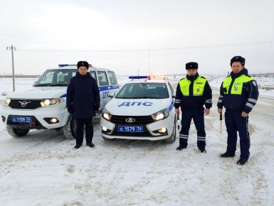 Уйские госавтоинспекторы оперативно пришли на помощь водителю опрокинувшегося грузовика