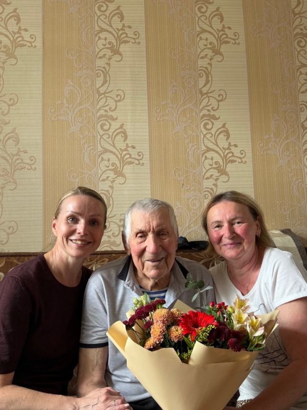 В преддверии Нового 2026 года депутаты Магнитогорского городского Собрания навестили ветеранов Великой Отечественной войны, чтобы лично выразить им слова глубочайшей благодарности и поздравить с праздником