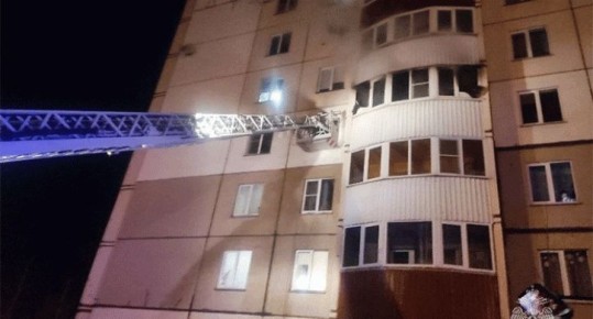 Женщина погибла во время пожара в многоэтажном доме в Челябинской области
