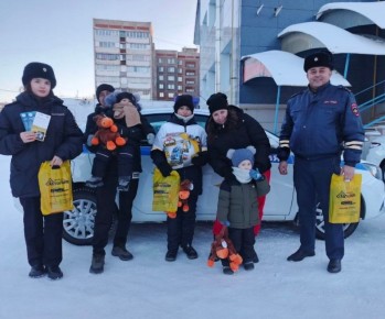 Госавтоинспекторы Магнитогорска в рамках акции «Полицейский Дед Мороз» исполнили мечту юного жителя города