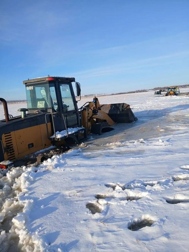 Три трактора провалились под лёд возле Магнитогорска Три трактора провалились под лёд возле Магнитогорска