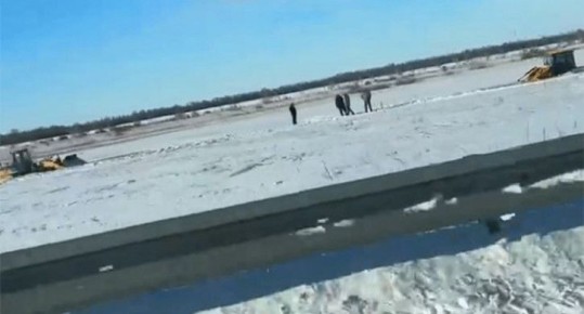 В Магнитогорске 3 трактора ушли под лед при расчистке дрифт-трассы