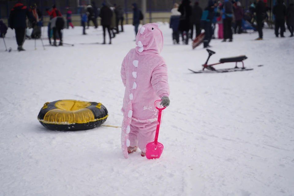 «У нас ключица сломана»: пятилетний мальчик пострадал на горке, когда его протаранил мужчина на тюбинге