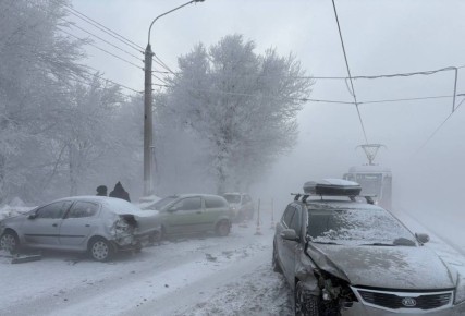 Пять автомобилей столкнулись в густом тумане в Магнитогорске