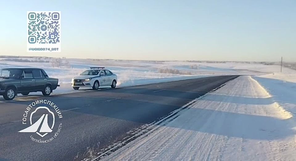 126 км а/д Южноуральск-Магнитогорск сотрудники областного Полка ДПС Госавтоинспекции Челябинской области оказывают помощь водителю грузового транспортного средства