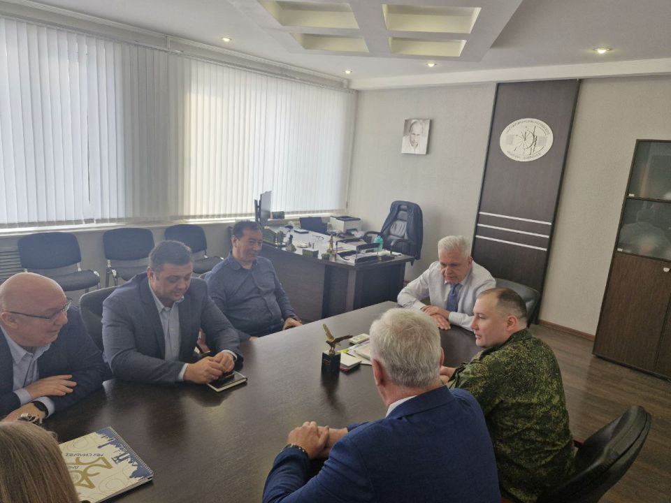 Вчера председатель Магнитогорского городского Собрания Александр Морозов провёл деловую встречу с заместителем председателя Совета народных депутатов города Орла Эмилем Шагиевым