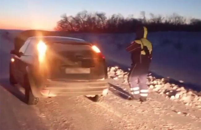 На Южном Урале инспекторы ДПС в мороз помогли семье с ребенком