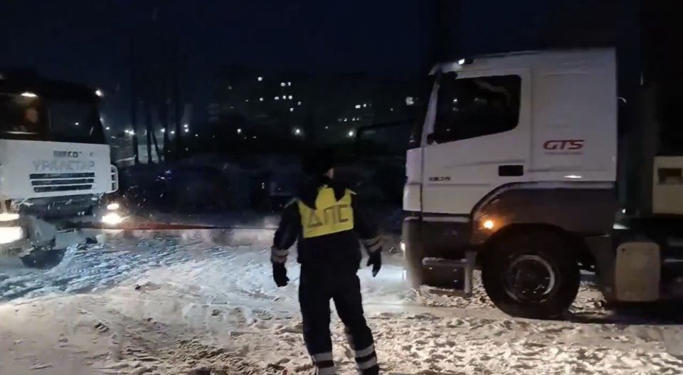 В Челябинской области сотрудники Госавтоинспекции помогают водителям в морозную погоду