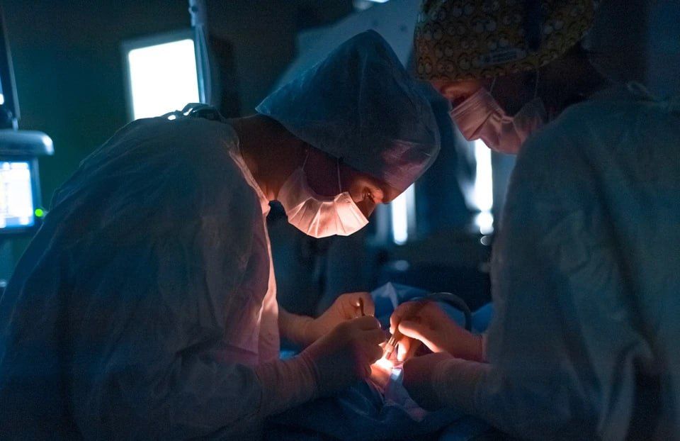 Опухоль проросла в кость: врачи спасли 72-летнюю женщину с онкологией