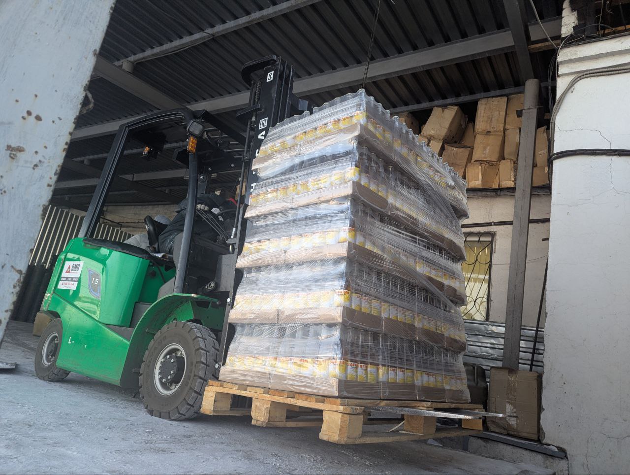 Чтобы порадовать бойцов специальной военной операции, предприниматели Магнитогорска отгрузили более 10 тонн лимонада в качестве гуманитарной помощи Чтобы порадовать бойцов специальной военной операции, предприниматели Магнитогорска отгрузили более 10 тонн лимонада в качестве гуманитарной помощи