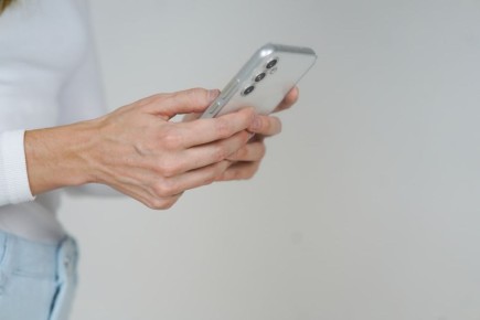 Взял чужой телефон – теперь светит срок: мужчина подобрал оставленный на лавочке мобильный и теперь обвиняется в краже