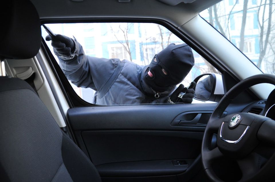 Сотрудники полиции в Магнитогорске задержали мужчину, подозреваемого в краже набора слесарных инструментов из автомобиля местного жителя