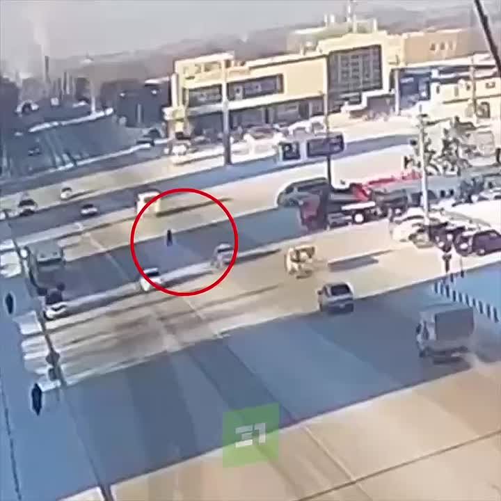 В Магнитогорске пенсионерка попала под колеса двух машин