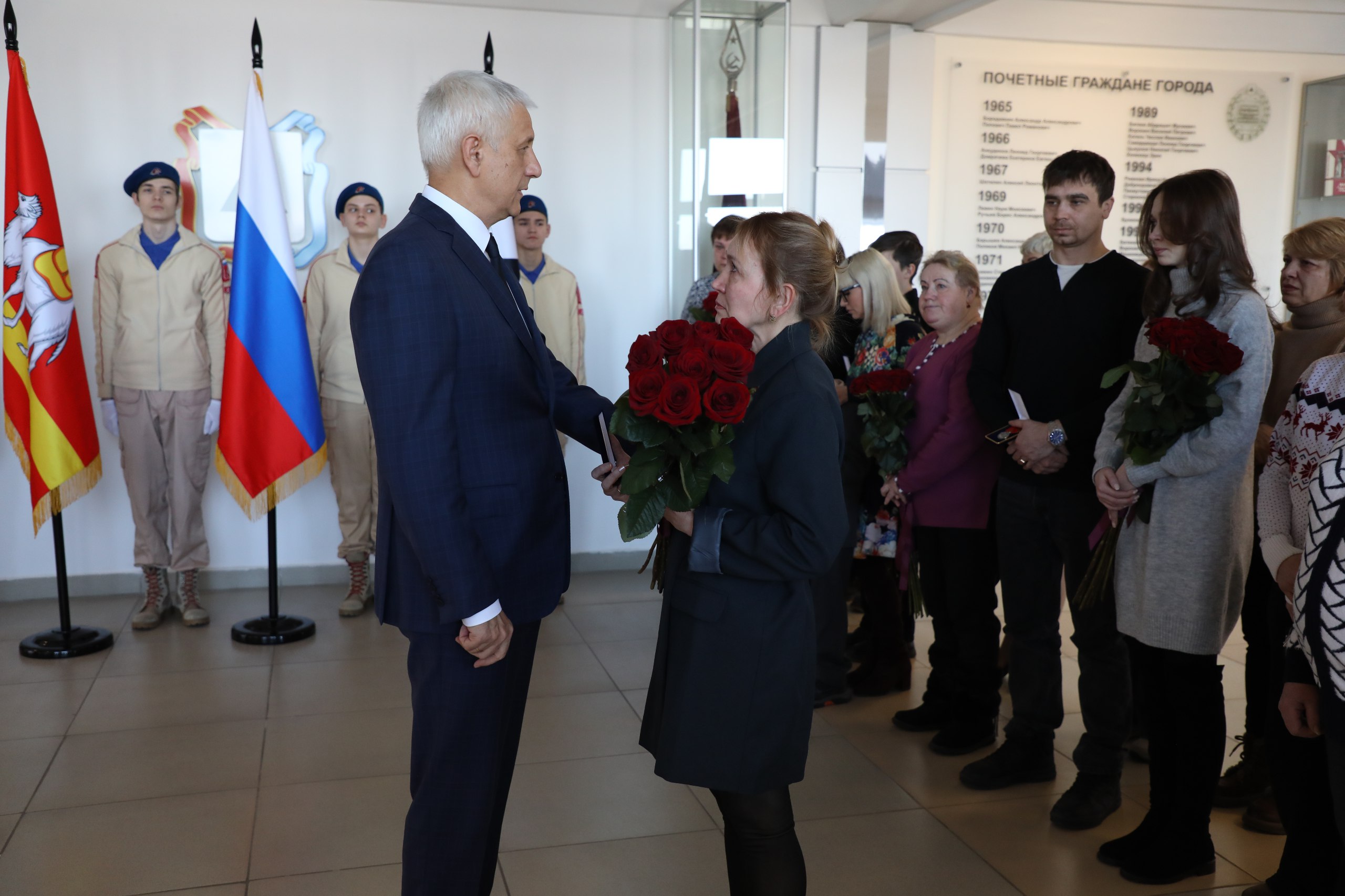 Глава города Сергей Бердников вручил награды семьям погибших участников СВО Глава города Сергей Бердников вручил награды семьям погибших участников СВО