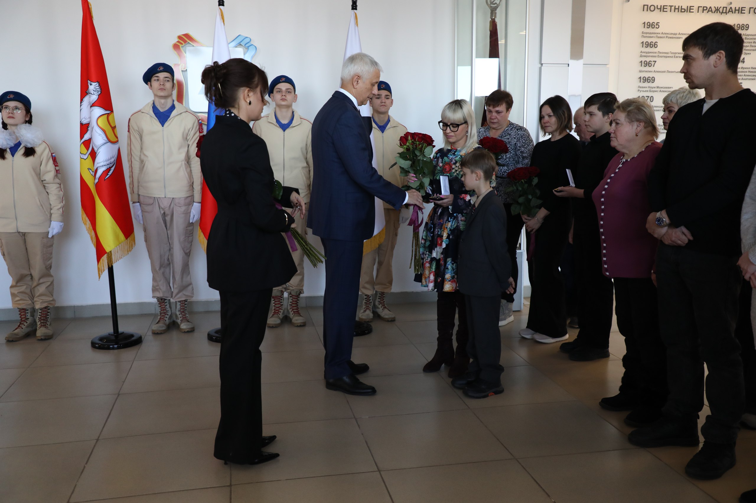 Глава города Сергей Бердников вручил награды семьям погибших участников СВО Глава города Сергей Бердников вручил награды семьям погибших участников СВО