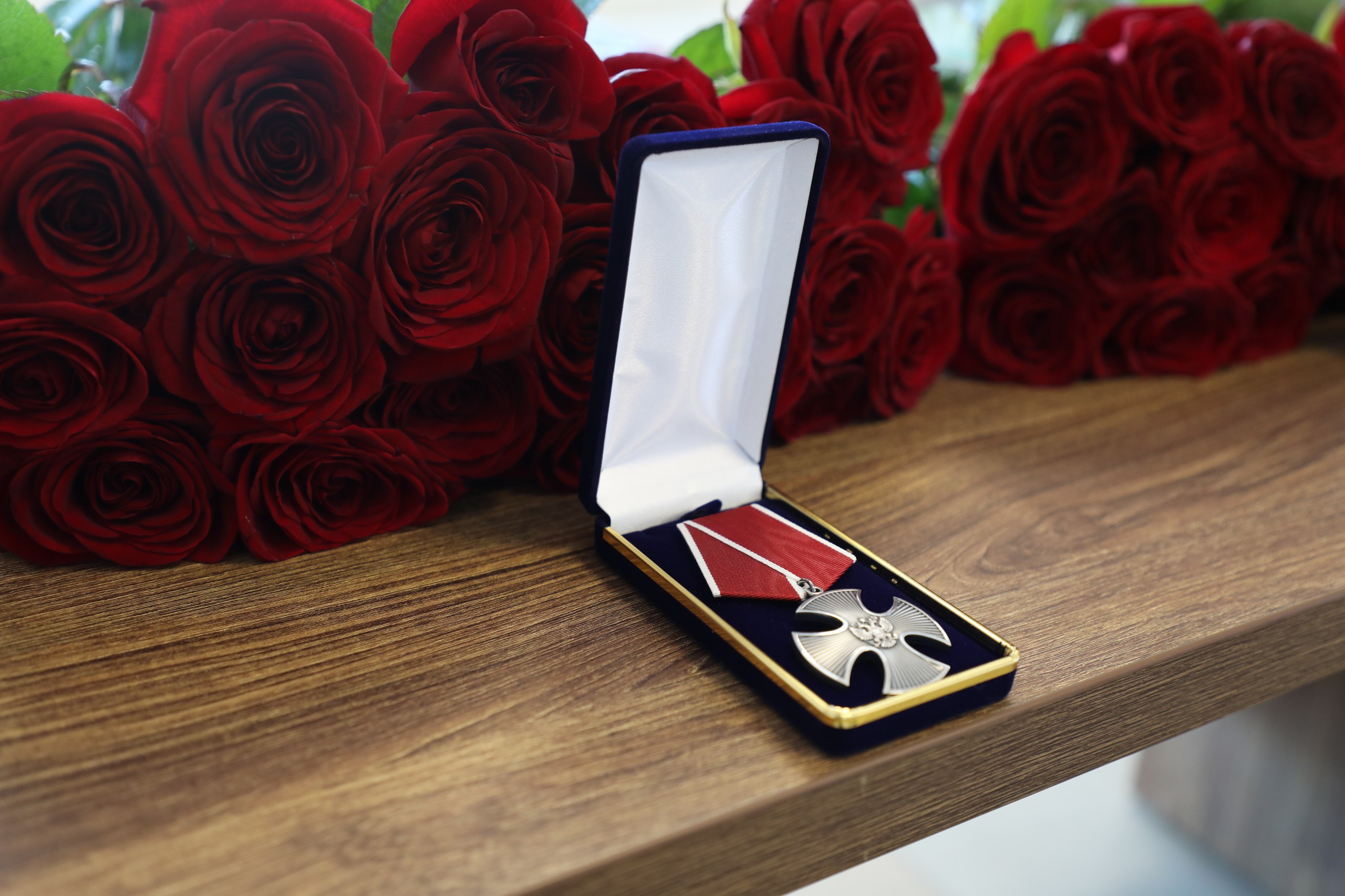 Глава города Сергей Бердников вручил награды семьям погибших участников СВО