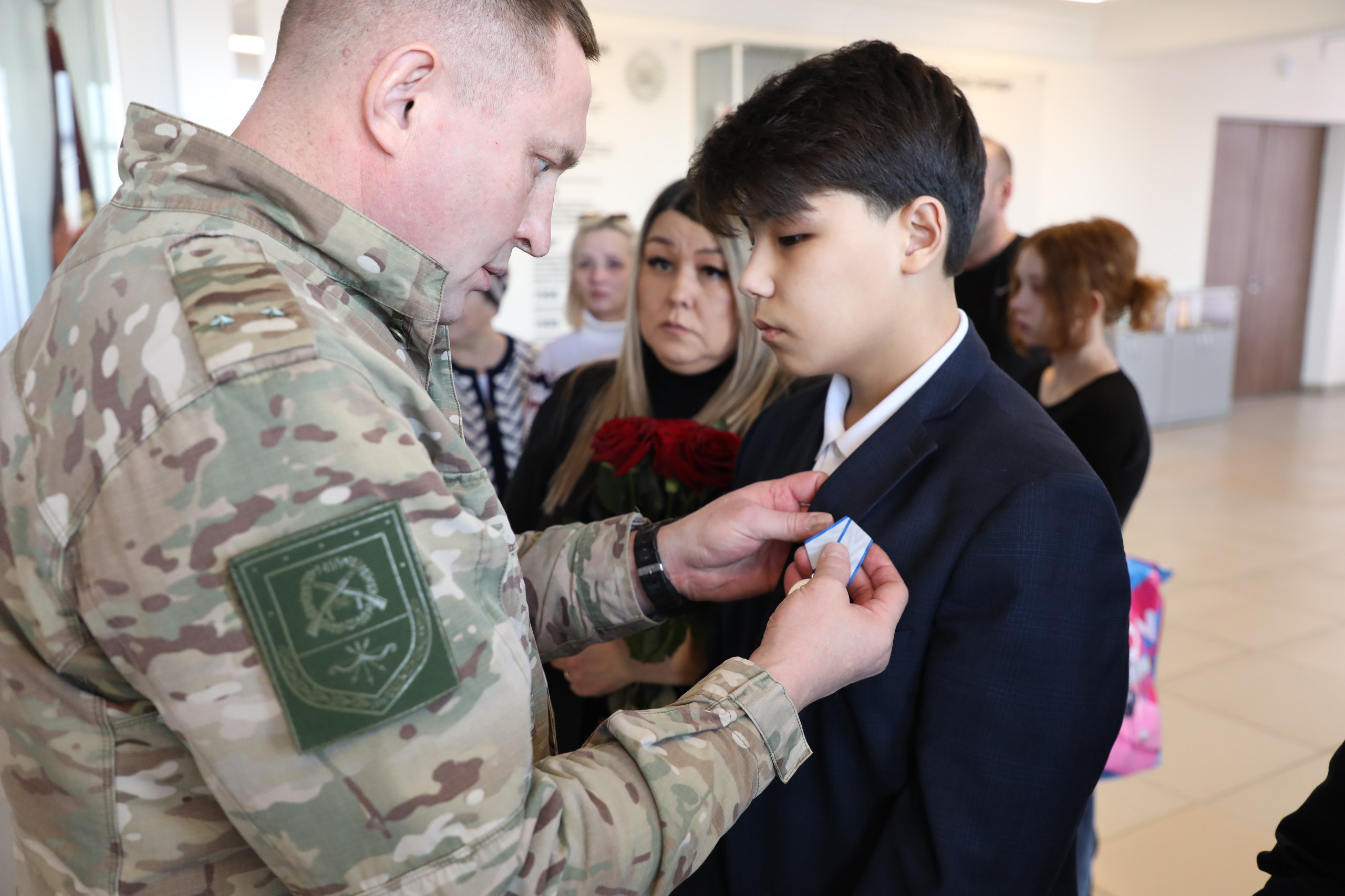 Глава города Сергей Бердников вручил награды семьям погибших участников СВО Глава города Сергей Бердников вручил награды семьям погибших участников СВО
