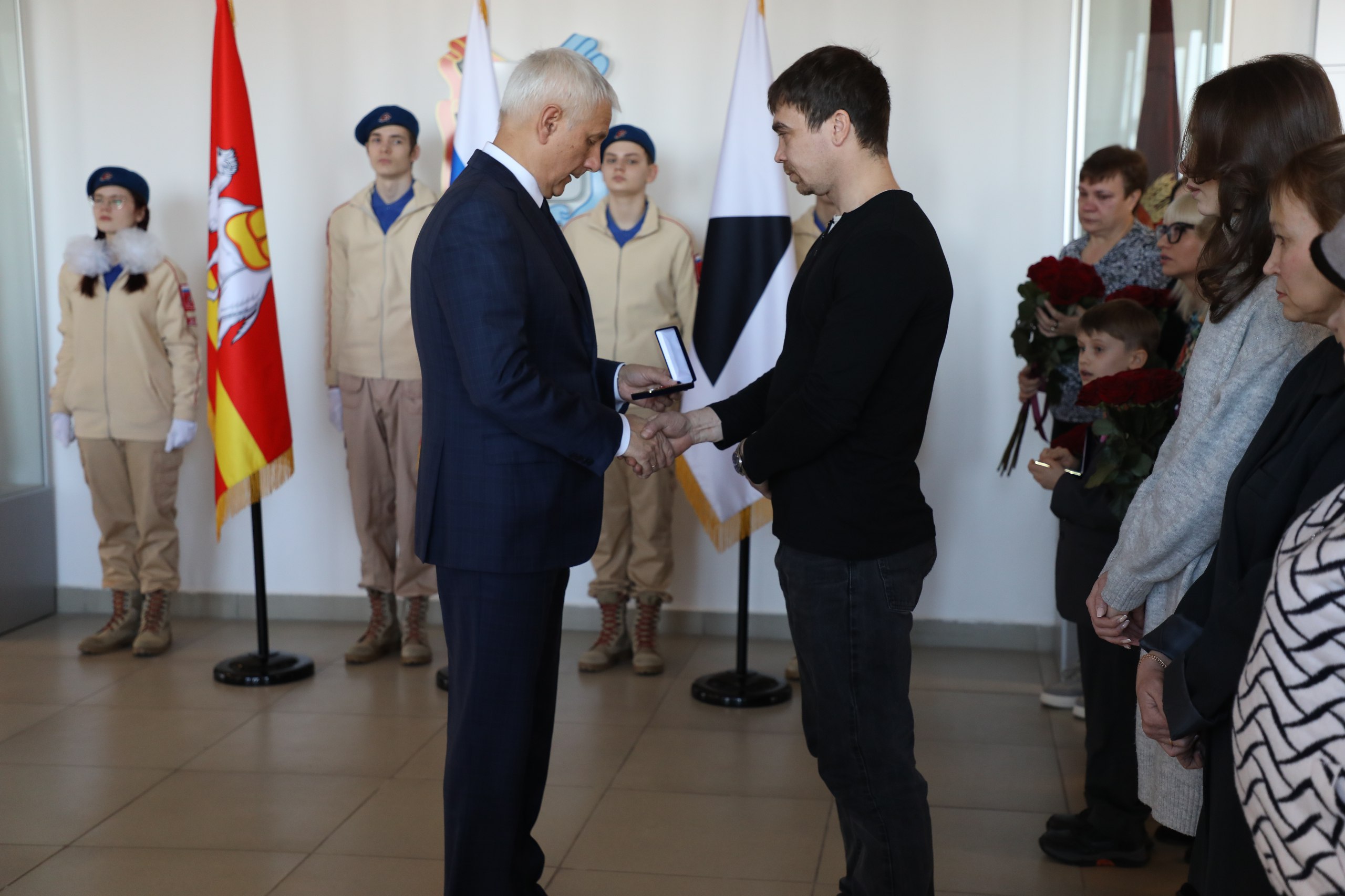 Глава города Сергей Бердников вручил награды семьям погибших участников СВО Глава города Сергей Бердников вручил награды семьям погибших участников СВО