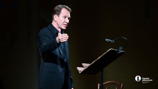 Евгений Миронов привезет в Челябинск и Магнитогорск спектакль-концерт «Гамлет» ( 6+)