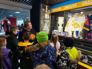 Полицейские и меценаты Челябинской области подарили детям из центра «Надежда» праздник хоккея