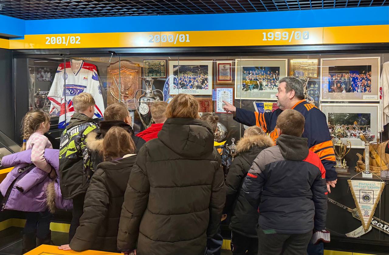 Южноуральские полицейские устроили детям из социального центра день хоккея