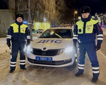 В Магнитогорске инспекторы ДПС помогли автоледи выбраться из снежного плена