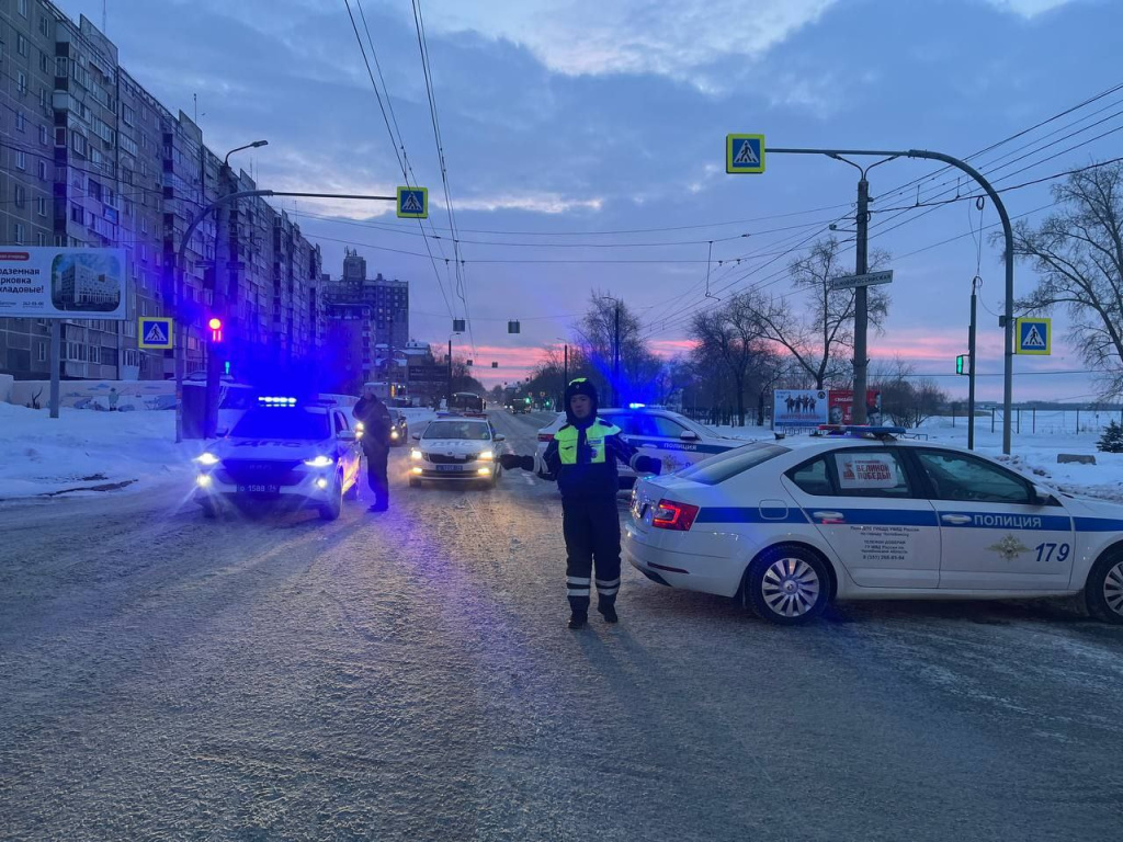 В Ленинском районе Челябинска из-за прорыва водовода затопило дорогу В Ленинском районе Челябинска из-за прорыва водовода затопило дорогу
