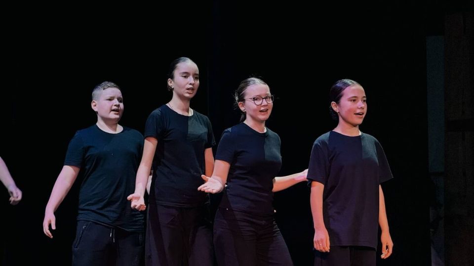 На сцене театра куклы и актера «Буратино» состоялась премьера спектакля, подготовленного участниками проекта «Социальный театр для НЕтрудных детей»