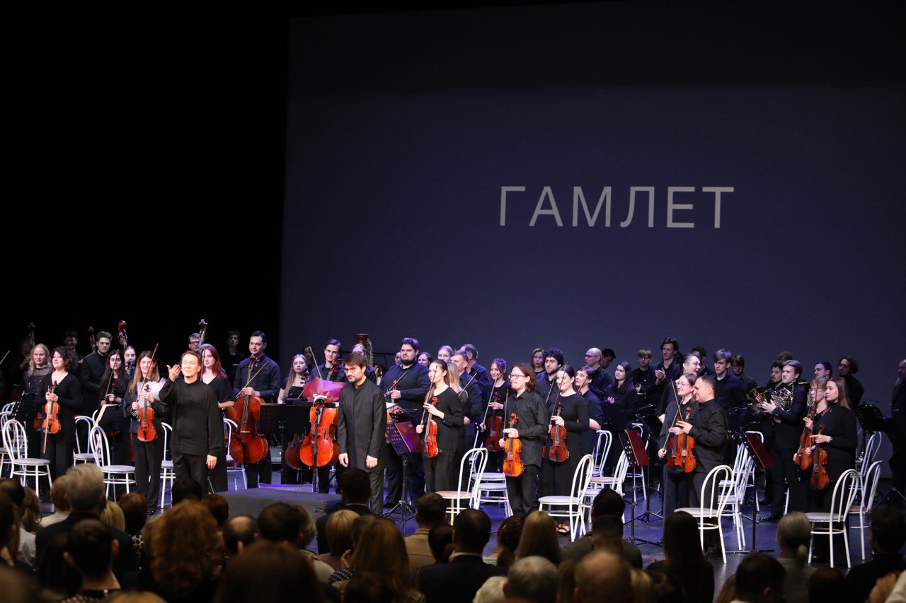 Евгений Миронов представил «Гамлета» под музыку Шостаковича в Магнитогорске Евгений Миронов представил «Гамлета» под музыку Шостаковича в Магнитогорске