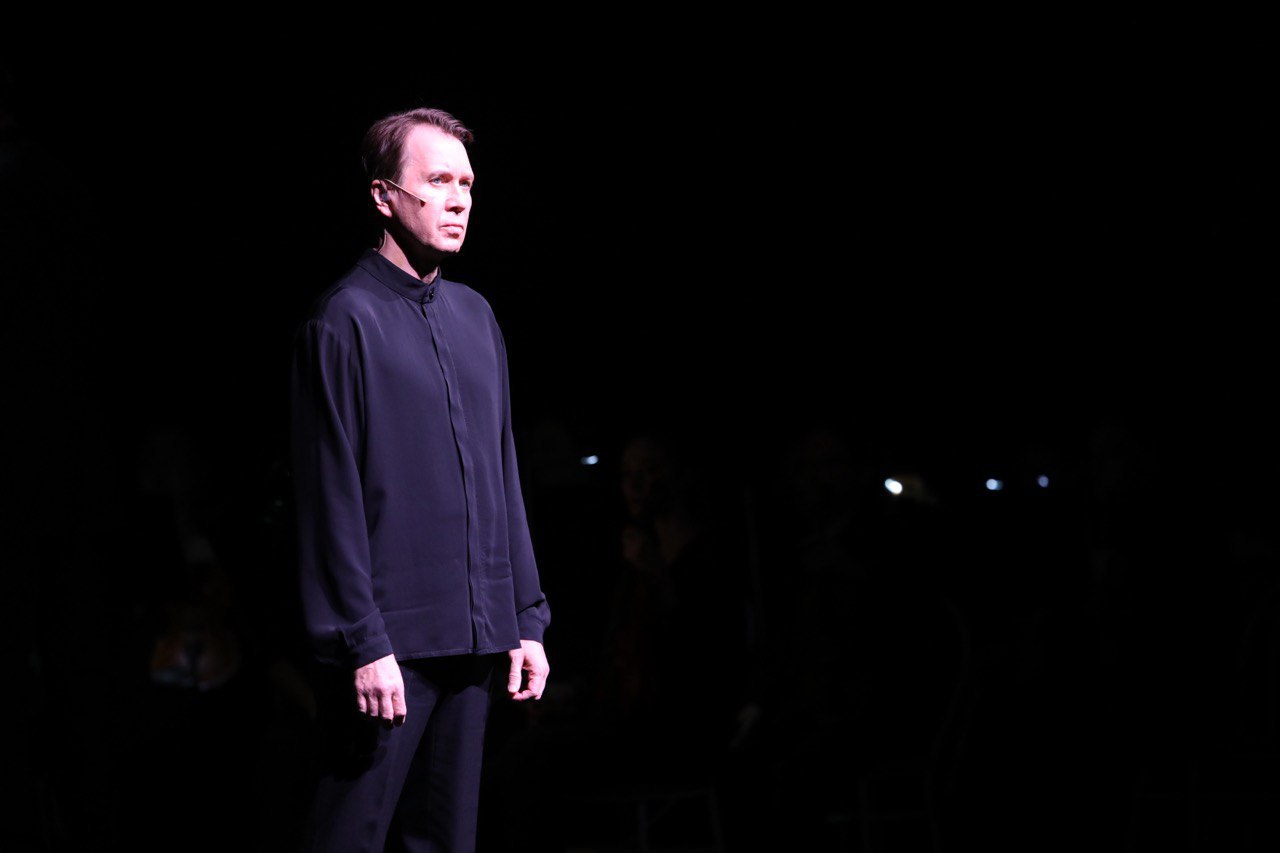 Евгений Миронов представил «Гамлета» под музыку Шостаковича в Магнитогорске Евгений Миронов представил «Гамлета» под музыку Шостаковича в Магнитогорске