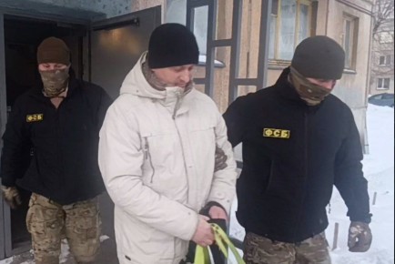 Сообщают, что оперативники ФСБ задержали сотрудника центра «Э» в Челябинской области