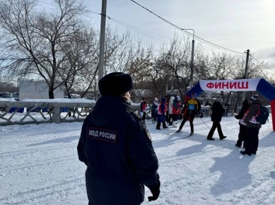 Продолжаем делиться с вами ярками снимками, как сотрудники полиции обеспечивают правопорядок во время проведения Всероссийской "Лыжни России - 2026"