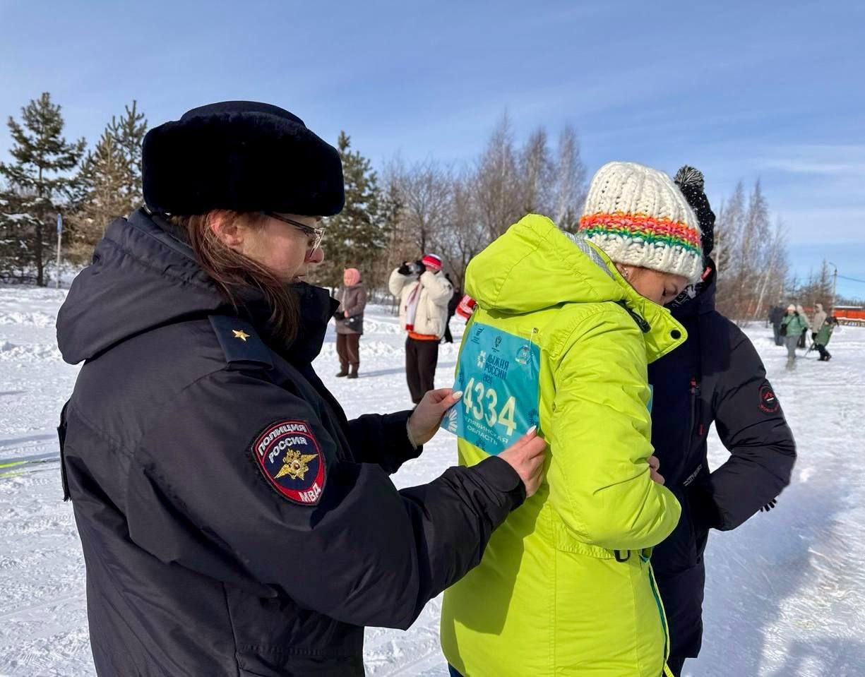 Продолжаем делиться с вами ярками снимками, как сотрудники полиции обеспечивают правопорядок во время проведения Всероссийской "Лыжни России - 2026" Продолжаем делиться с вами ярками снимками, как сотрудники полиции обеспечивают правопорядок во время проведения Всероссийской "Лыжни России - 2026"