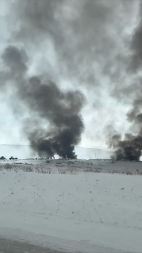 Густые клубы черного дыма сняли на видео автомобилисты из Магнитогорска
