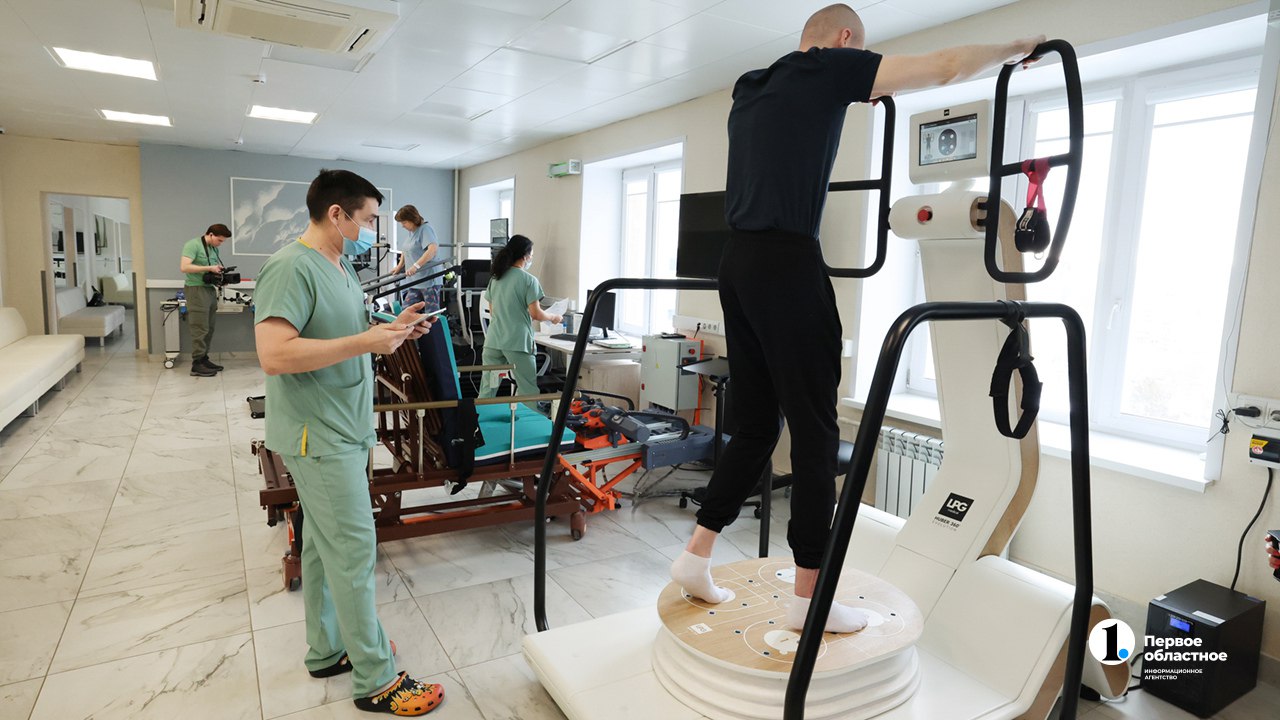 Челябинские врачи показали, как возвращают участников СВО к обычной жизни Челябинские врачи показали, как возвращают участников СВО к обычной жизни