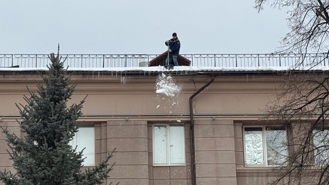 В Челябинской области рассказали, куда жаловаться на сосульки и снег на крышах