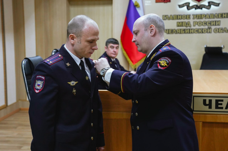 Начальник ГУ МВД генерал-лейтенант полиции Сергей Космачев наградил отличившихся сотрудников