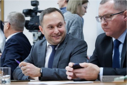 Сегодня поздравления принимает заместитель председателя городского Собрания, директор ООО "МЭК" Александр Довженок