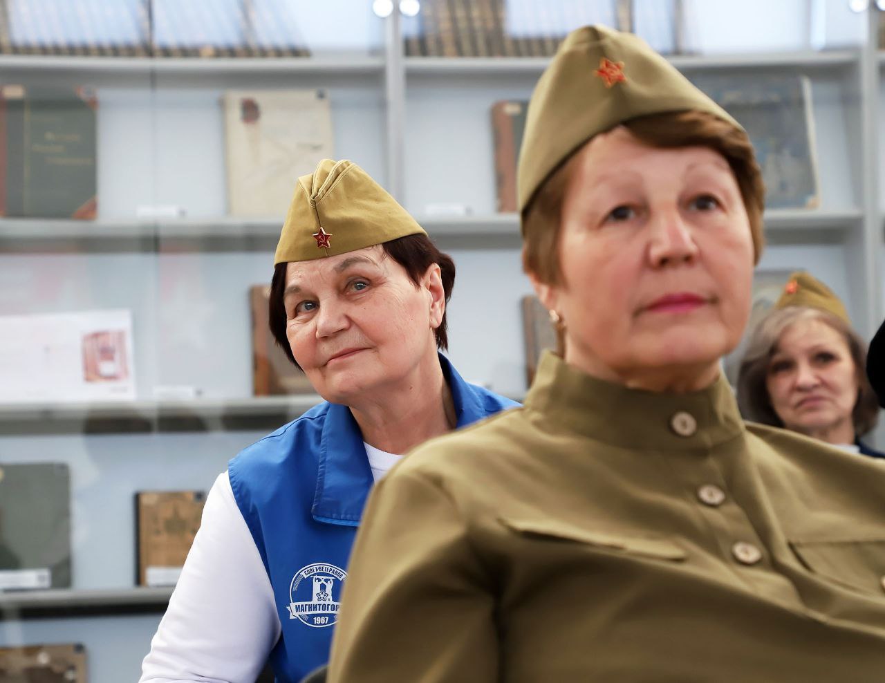 В Центральной городской библиотеке имени Б. А. Ручьёва собрались люди разного возраста: серебряные волонтёры, ветераны, студенты технологического колледжа, учащиеся школы-интерната «Семья», участники движения «Первых»... В Центральной городской библиотеке имени Б. А. Ручьёва собрались люди разного возраста: серебряные волонтёры, ветераны, студенты технологического колледжа, учащиеся школы-интерната «Семья», участники движения «Первых»...