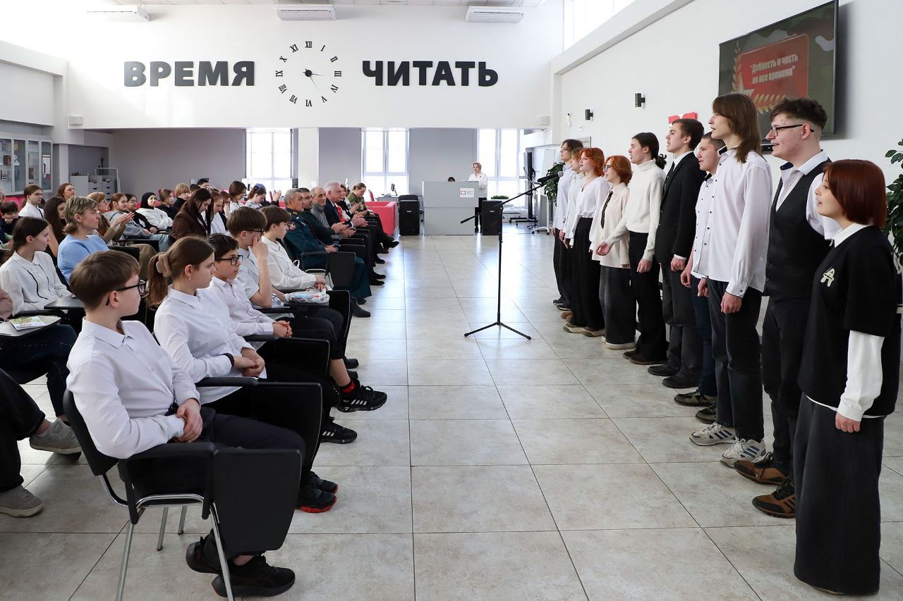 В Центральной городской библиотеке имени Б. А. Ручьёва собрались люди разного возраста: серебряные волонтёры, ветераны, студенты технологического колледжа, учащиеся школы-интерната «Семья», участники движения «Первых»... В Центральной городской библиотеке имени Б. А. Ручьёва собрались люди разного возраста: серебряные волонтёры, ветераны, студенты технологического колледжа, учащиеся школы-интерната «Семья», участники движения «Первых»...