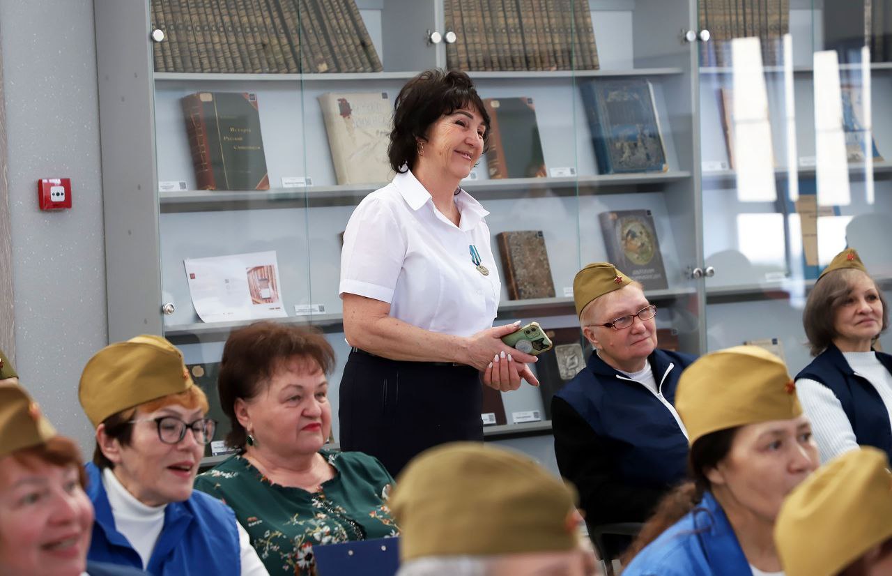 В Центральной городской библиотеке имени Б. А. Ручьёва собрались люди разного возраста: серебряные волонтёры, ветераны, студенты технологического колледжа, учащиеся школы-интерната «Семья», участники движения «Первых»... В Центральной городской библиотеке имени Б. А. Ручьёва собрались люди разного возраста: серебряные волонтёры, ветераны, студенты технологического колледжа, учащиеся школы-интерната «Семья», участники движения «Первых»...