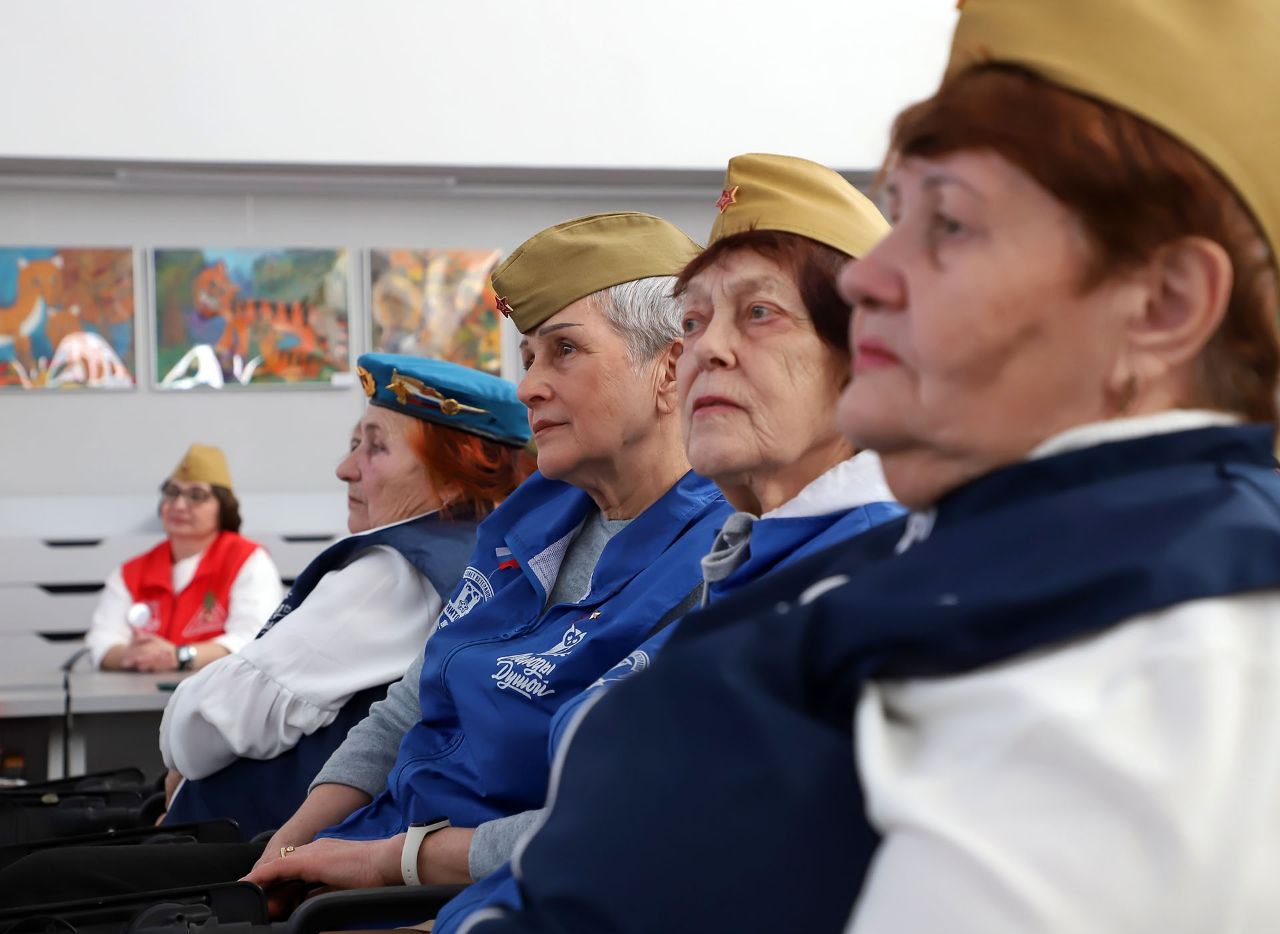 В Центральной городской библиотеке имени Б. А. Ручьёва собрались люди разного возраста: серебряные волонтёры, ветераны, студенты технологического колледжа, учащиеся школы-интерната «Семья», участники движения «Первых»... В Центральной городской библиотеке имени Б. А. Ручьёва собрались люди разного возраста: серебряные волонтёры, ветераны, студенты технологического колледжа, учащиеся школы-интерната «Семья», участники движения «Первых»...