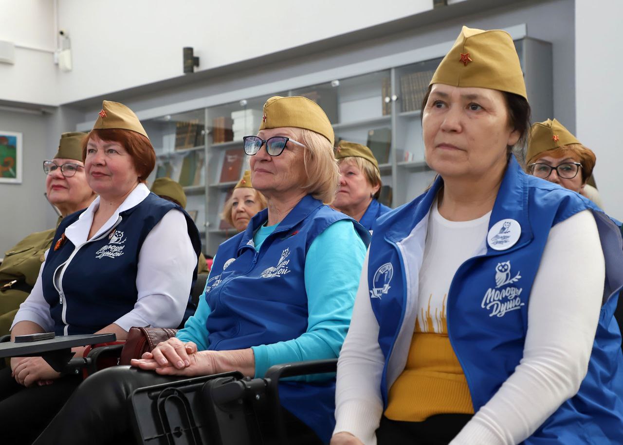 В Центральной городской библиотеке имени Б. А. Ручьёва собрались люди разного возраста: серебряные волонтёры, ветераны, студенты технологического колледжа, учащиеся школы-интерната «Семья», участники движения «Первых»... В Центральной городской библиотеке имени Б. А. Ручьёва собрались люди разного возраста: серебряные волонтёры, ветераны, студенты технологического колледжа, учащиеся школы-интерната «Семья», участники движения «Первых»...