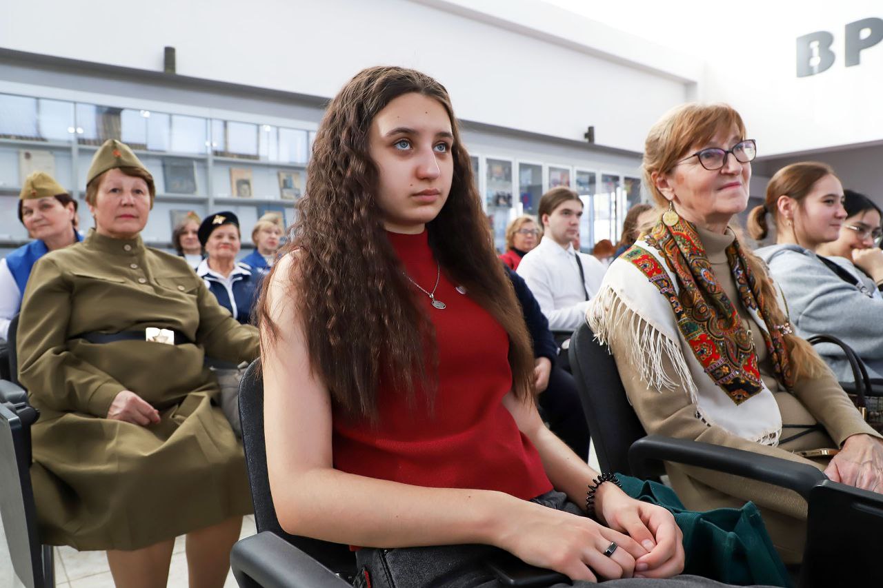 В Центральной городской библиотеке имени Б. А. Ручьёва собрались люди разного возраста: серебряные волонтёры, ветераны, студенты технологического колледжа, учащиеся школы-интерната «Семья», участники движения «Первых»... В Центральной городской библиотеке имени Б. А. Ручьёва собрались люди разного возраста: серебряные волонтёры, ветераны, студенты технологического колледжа, учащиеся школы-интерната «Семья», участники движения «Первых»...