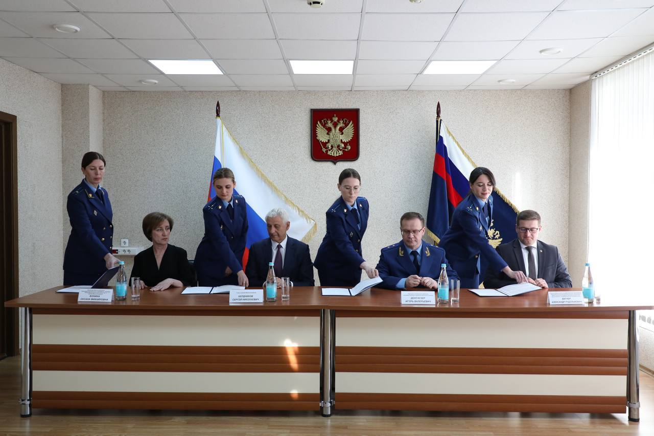 Прокуратура Челябинской области, Южно-Уральский государственный университет, глава г. Магнитогорска и средняя общеобразовательная школа № 1 г. Магнитогорска подписали соглашение о создании прокурорского класса Прокуратура Челябинской области, Южно-Уральский государственный университет, глава г. Магнитогорска и средняя общеобразовательная школа № 1 г. Магнитогорска подписали соглашение о создании прокурорского класса