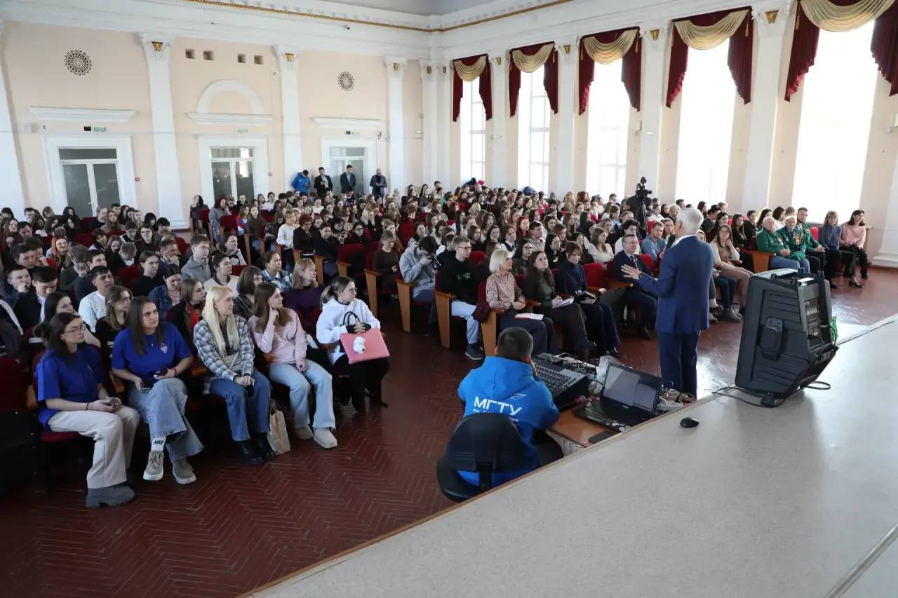 Глава Магнитогорска Сергей Бердников посетил МГТУ имени Г.И. Носова, чтобы пообщаться с активом Института гуманитарного образования и Института экономики и управления Глава Магнитогорска Сергей Бердников посетил МГТУ имени Г.И. Носова, чтобы пообщаться с активом Института гуманитарного образования и Института экономики и управления
