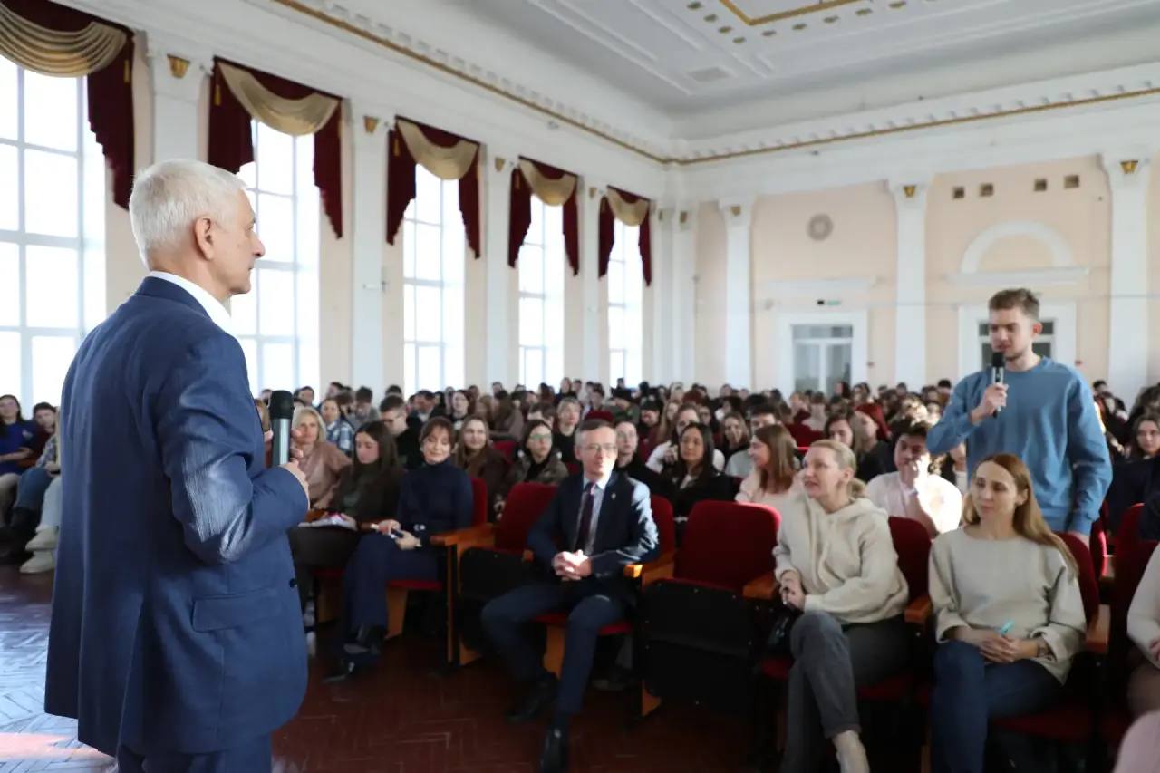 Глава Магнитогорска Сергей Бердников посетил МГТУ имени Г.И. Носова, чтобы пообщаться с активом Института гуманитарного образования и Института экономики и управления Глава Магнитогорска Сергей Бердников посетил МГТУ имени Г.И. Носова, чтобы пообщаться с активом Института гуманитарного образования и Института экономики и управления