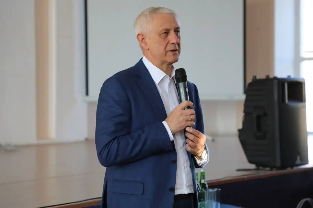 Глава Магнитогорска Сергей Бердников посетил МГТУ имени Г.И. Носова, чтобы пообщаться с активом Института гуманитарного образования и Института экономики и управления